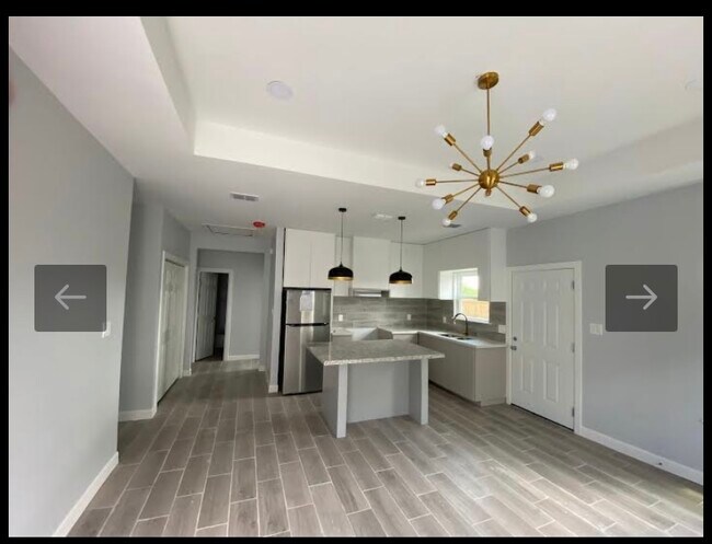 Building Photo - 605 S Los Ebanos Rd