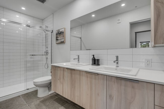 Building Photo - La KLÉ