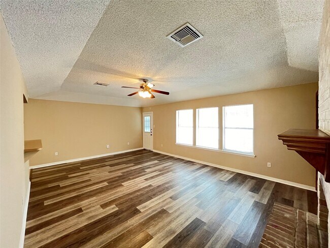 Foto del edificio - 6902 Feather Creek Dr