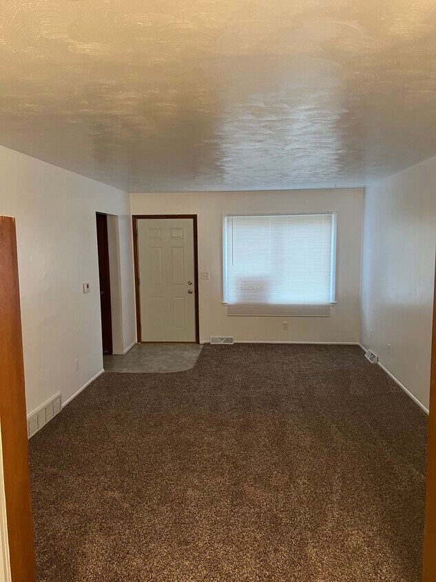 102 W Spring St, Eldridge, IA 52748 Townhome Rentals in Eldridge IA