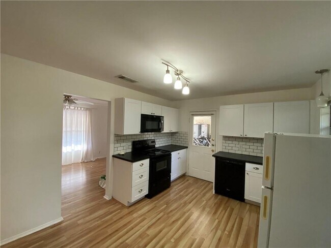 Foto del edificio - 8311 Hathaway Dr
