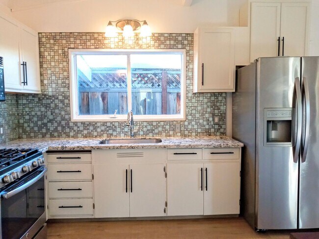 Foto del edificio - Refurbished 3bd Single Story House With Carport & Large Yards