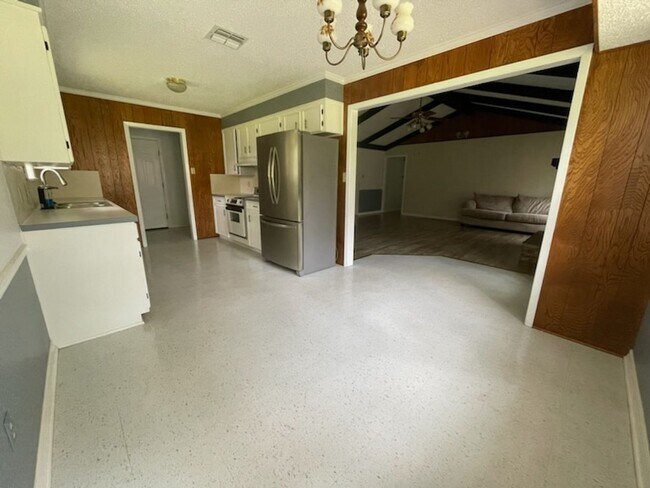 Building Photo - DOGWOOD *Close to Barksdale Air Force base..