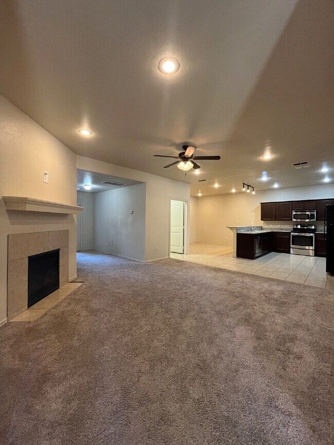 Building Photo - Cute 3/2/2 townhome in the Lubbock-Cooper District