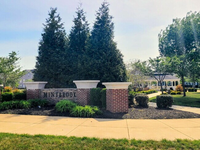 Foto del edificio - Spacious 3-Level TH in Mintbrook