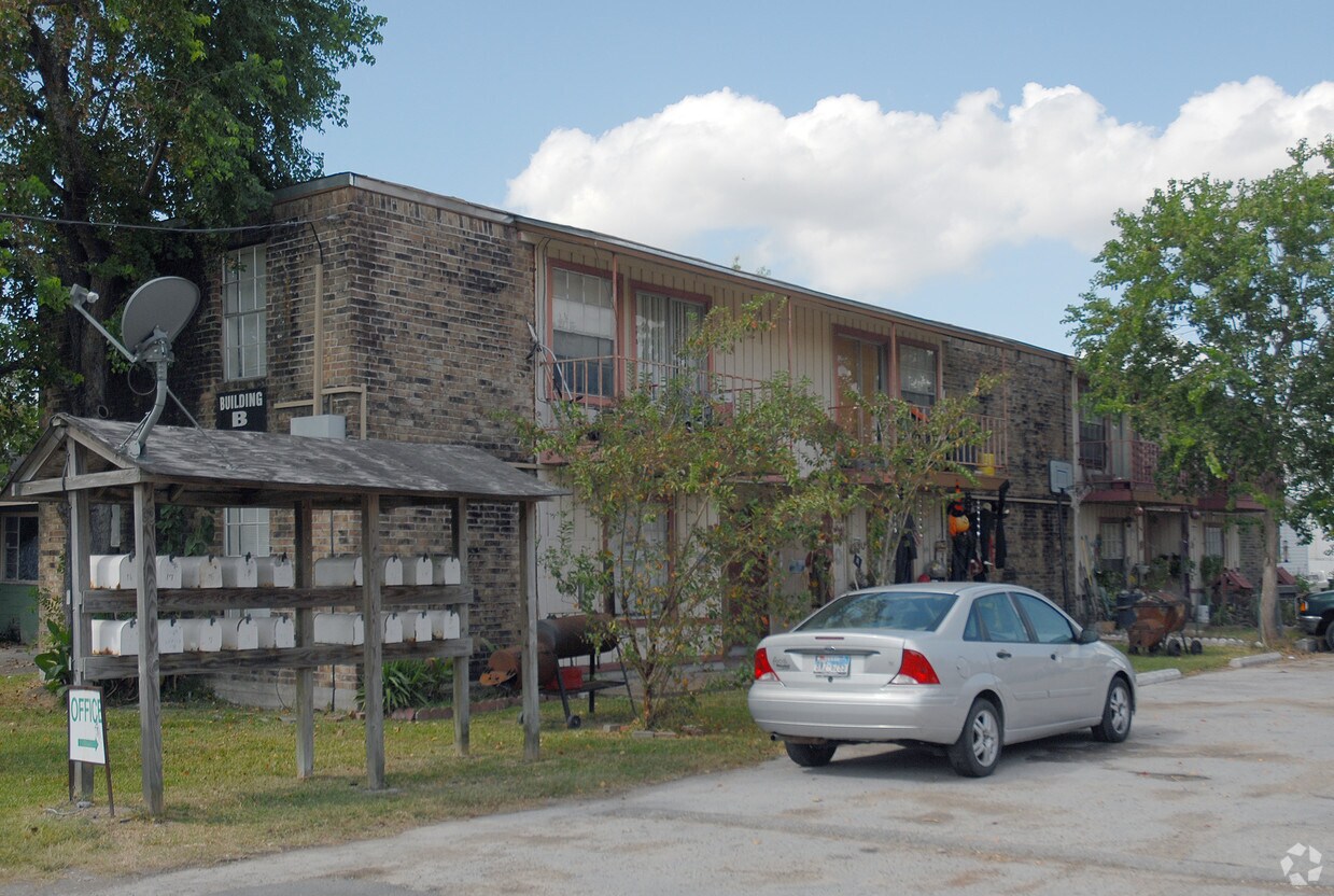 Building Photo - 975 Ashland Blvd