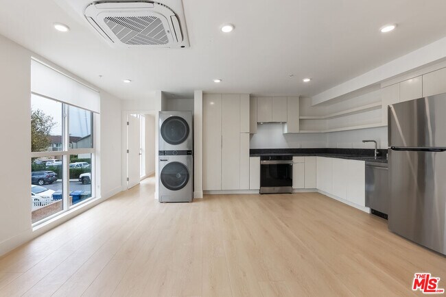 Foto del edificio - 8561 Belmont St