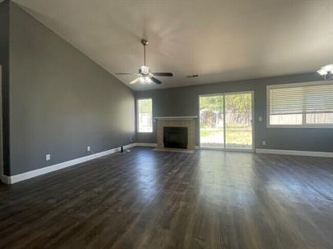 Foto del edificio - Private home, large lot!