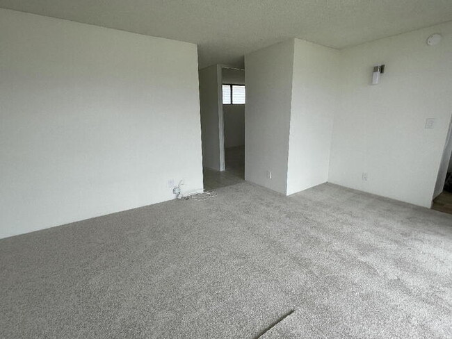 Building Photo - 2121 ALA WAI 2/1/1 sec, W/D, lanai, pool