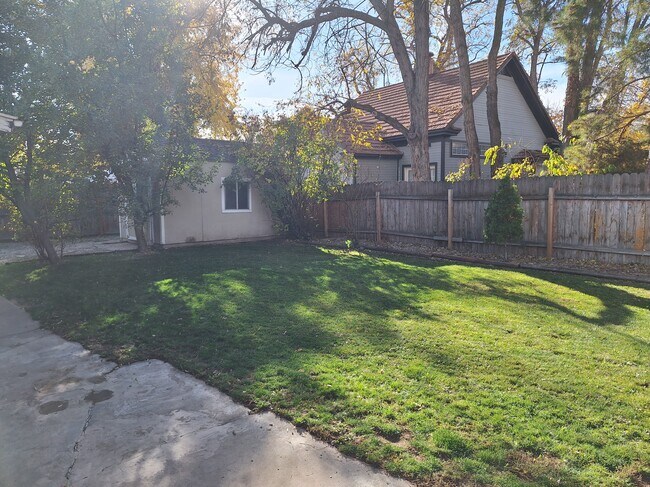 Foto del edificio - 2437 N Curtis Rd