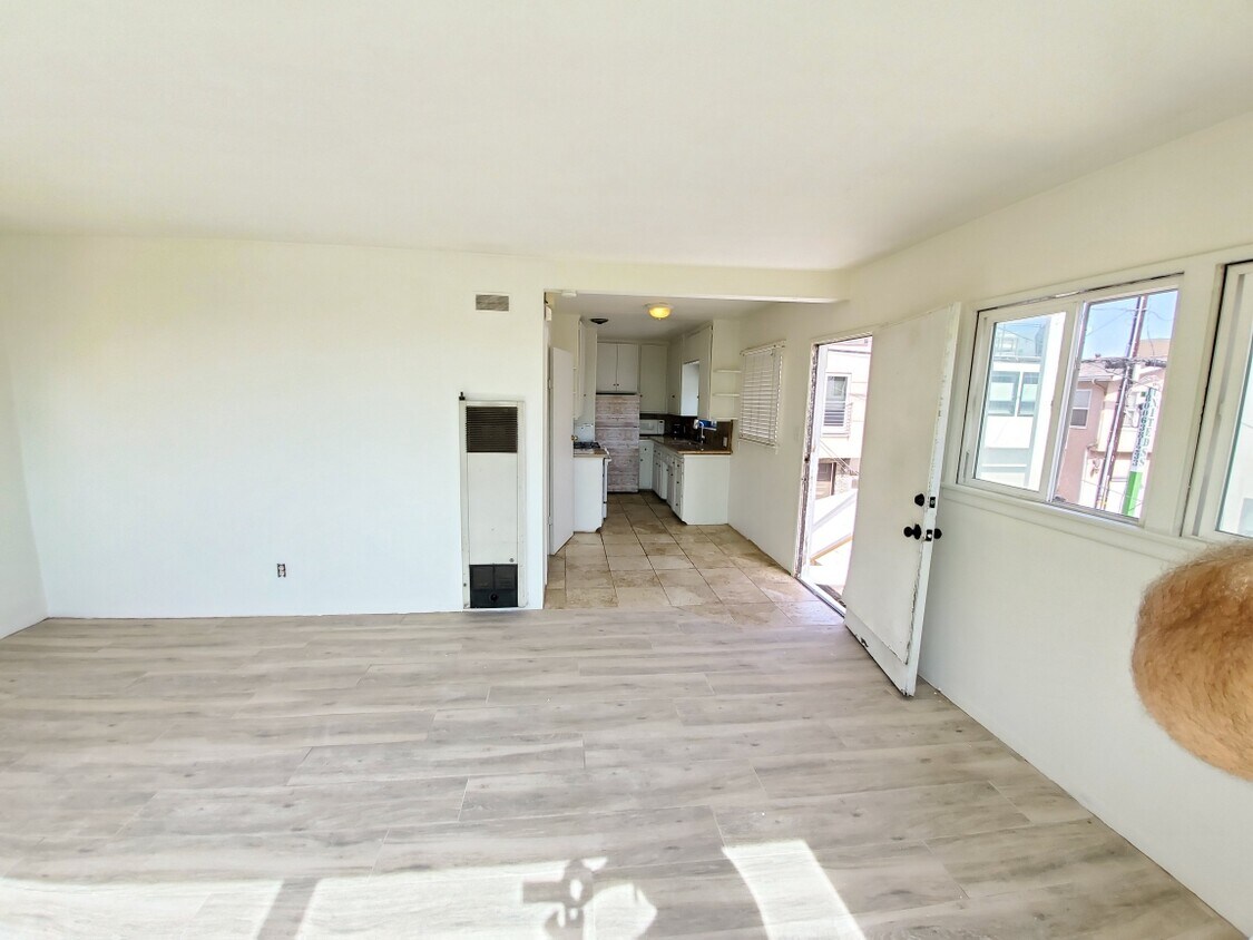 Kitchen - 933 Bayview Dr