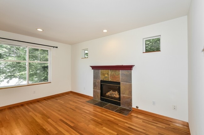 Building Photo - 3BR/3.5BA Craftsman Townhome w/ 2-Car Garage in Prime Seattle Location