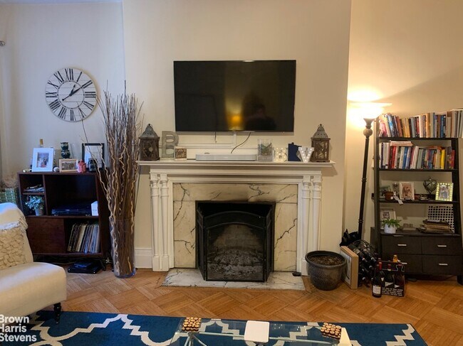 Building Photo - Classic Brownstone Large One Bedroom