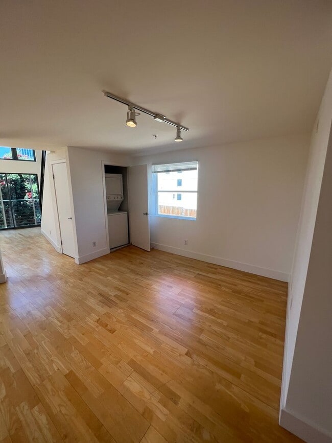 Building Photo - TOP FLOOR LOFT 2BR 2 BA , PARKING! LAUNDRY...