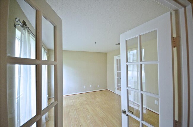 Building Photo - 4830 Silverlake Dr