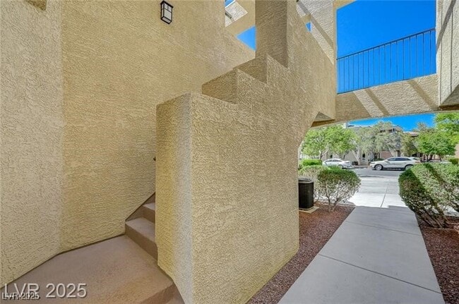 Building Photo - 10809 Garden Mist Dr