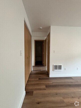Building Photo - 1209 E 10th St
