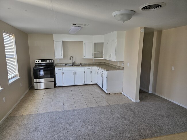 Building Photo - 404 E Bland St
