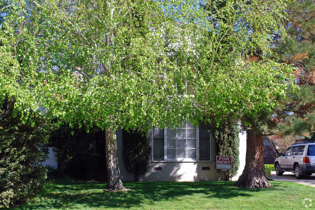 Building Photo - Garden Villa Apartments