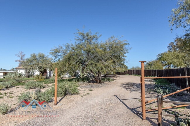 Building Photo - 4728 E Ron Rico Rd