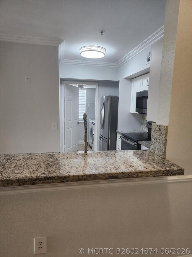 Foto del edificio - 2494 Centergate Dr