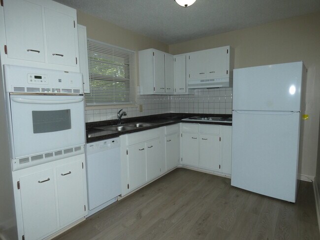 Building Photo - Beautifully Remodeled Home in North Kansas...