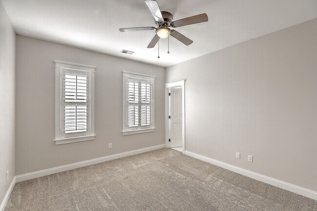 Building Photo - Charming White Gables Home!