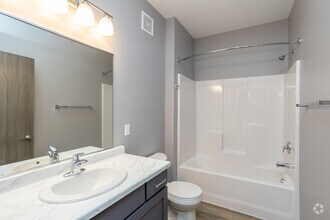 1BR, 1BA - 752SF - Bathroom - Jefferson Heights Apartments, LLC