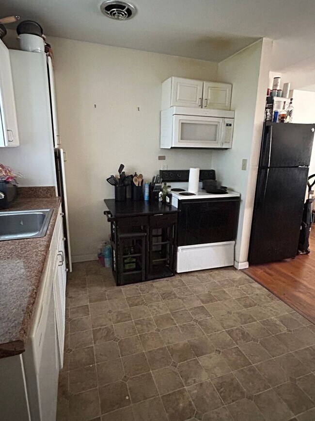 Building Photo - 2 Bedroom, 1 Bath Duplex