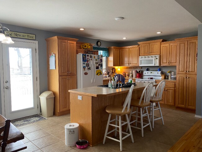 Building Photo - 606 S Eastridge