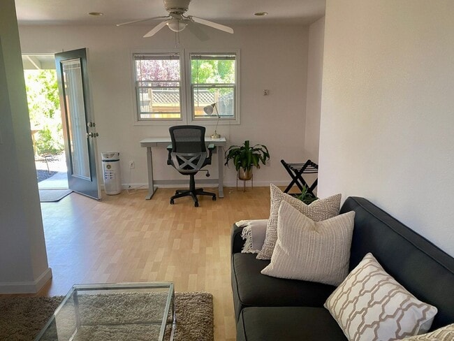 Foto del edificio - Charming 1BD/1BA in Desirable Petaluma Location unfurnished