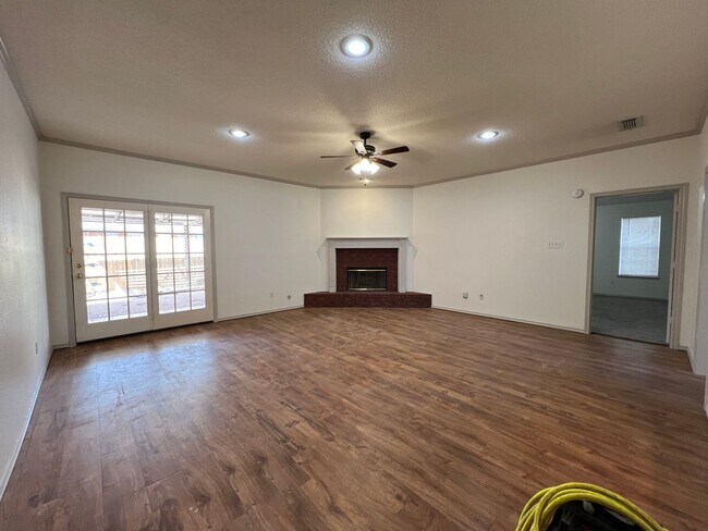 Building Photo - Welcome Home!!