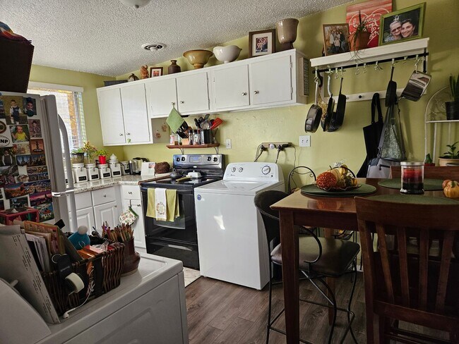 Foto del edificio - 225-227 E 200 S