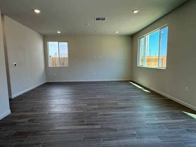 Foto del edificio - Brand new all electric solar home!