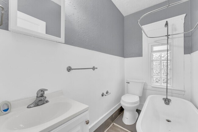 Foto del edificio - 2177 W 83rd St