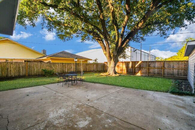 Foto del edificio - 7310 Ridge Oak Dr