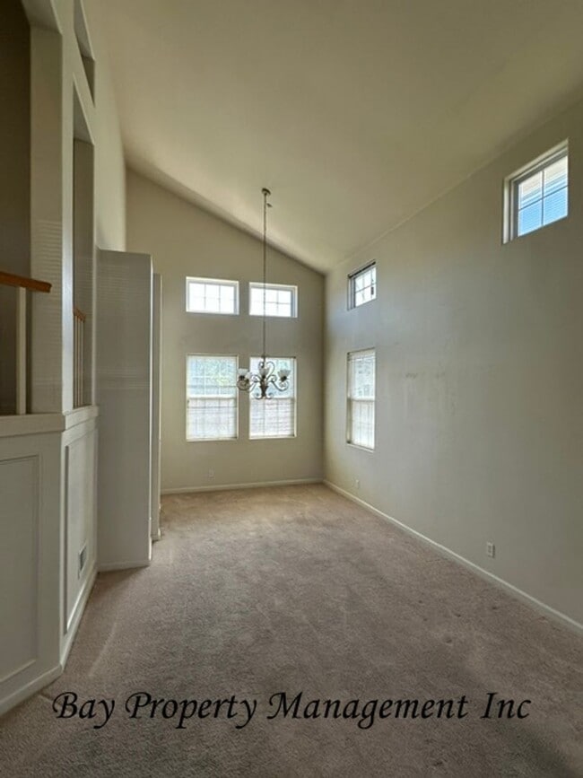 Foto del edificio - **Spacious 4 Bedroom Home with Vaulted Ceilings & Large Backyard – North Salinas**