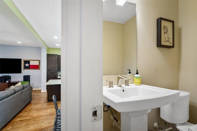 Foto del edificio - 1720 Live Oak St