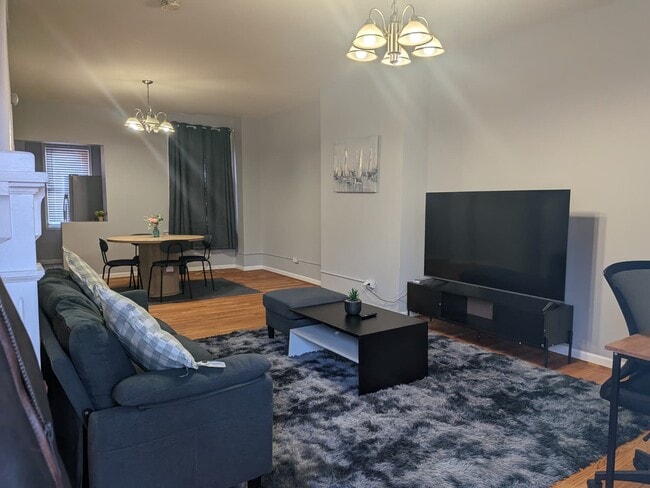 Building Photo - 3002 Kenyon Ave