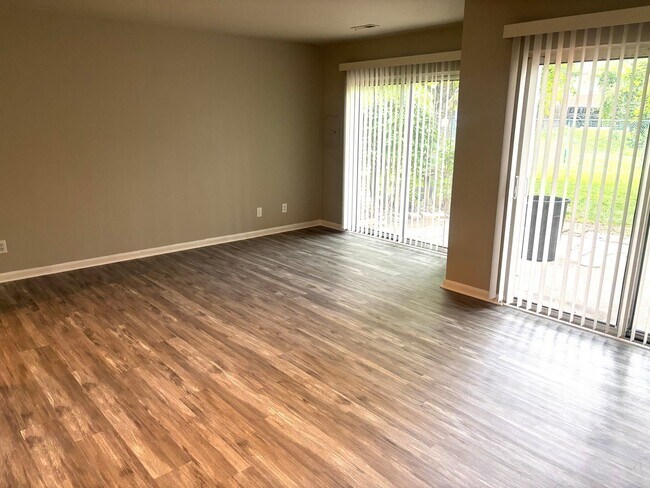 Building Photo - 3 bedroom/ 1.5 bathroom. The Midlands
