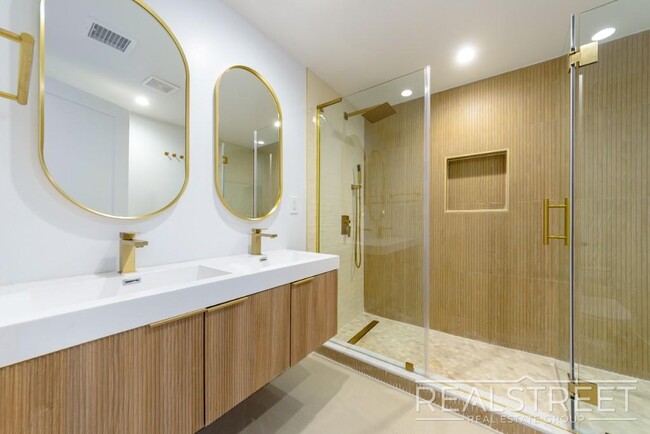 Building Photo - Stunning 3 bed 2 Bath Brownstone Floor Thr...