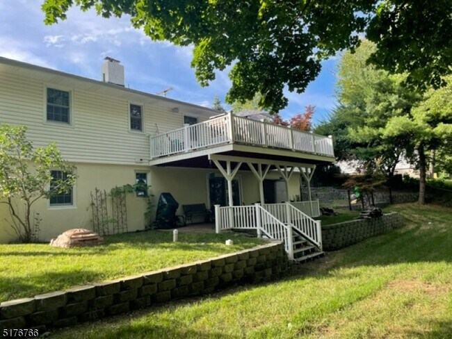 Foto del edificio - 11 Lewis Ln