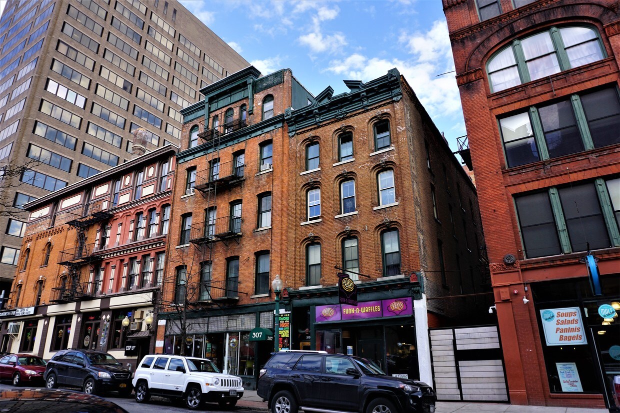 Primary Photo - 313 S Clinton St