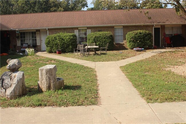 Building Photo - 193 Wade Ln