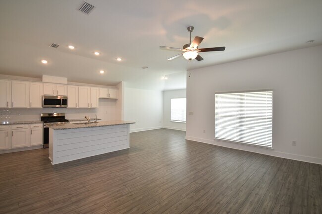 Foto del edificio - "Charming 3 Bed, 2 Bath Home in Panama City, FL - Spacious and Inviting!"