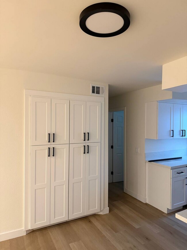 Foto del edificio - 14328 Addison St