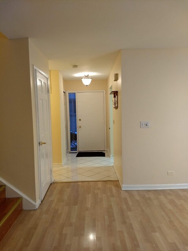 Building Photo - 330 E Forest Knoll Dr