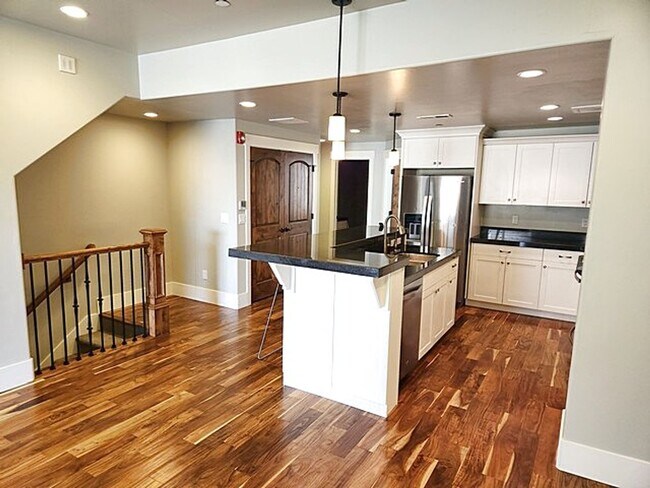 Building Photo - Well Appointed Townhome with Amenities