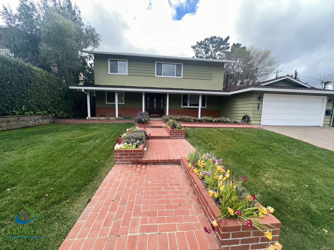 Foto principal - $6295 - Large 5 Bedroom 2.5 Bath Almaden H...