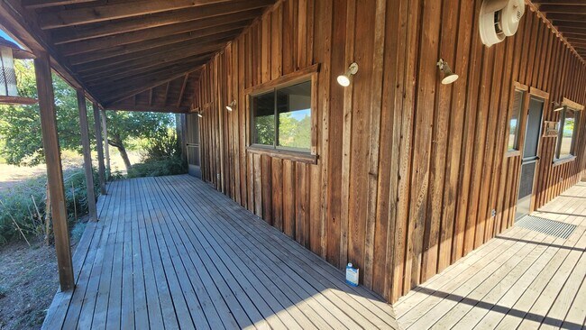 Foto del edificio - Stunning Redwood Farmhouse on 25 Acres, an...
